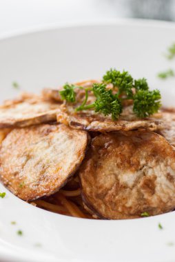 spagetti bir dilim kızarmış patlıcan