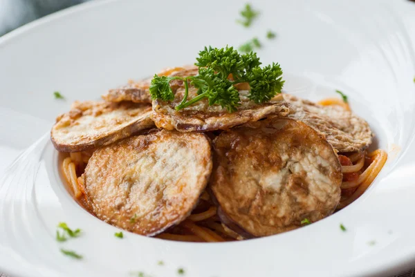 Spaghetti mit einer Scheibe gegrillte Auberginen — Stockfoto