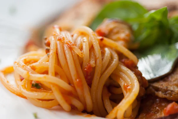 Спагетті зі скибочкою смаженого баклажана — стокове фото