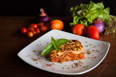 Lazanya bir kare beyaz tabakta