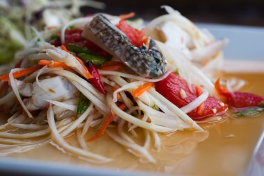 Yeşil papaya salatası masasında