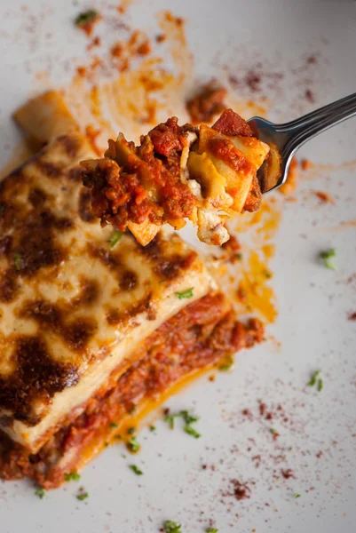 Lasagne auf einem quadratischen weißen Teller — Stockfoto