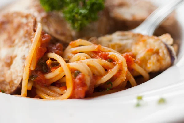 Спагетти с ломтиком жареного баклажана — стоковое фото