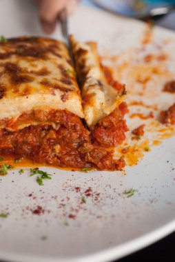 Lazanya bir kare beyaz tabakta