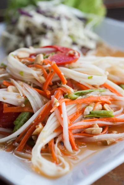 Ensalada de papaya verde en la mesa —  Fotos de Stock