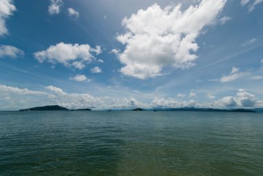 Deniz gökyüzü bulut ve Adaları