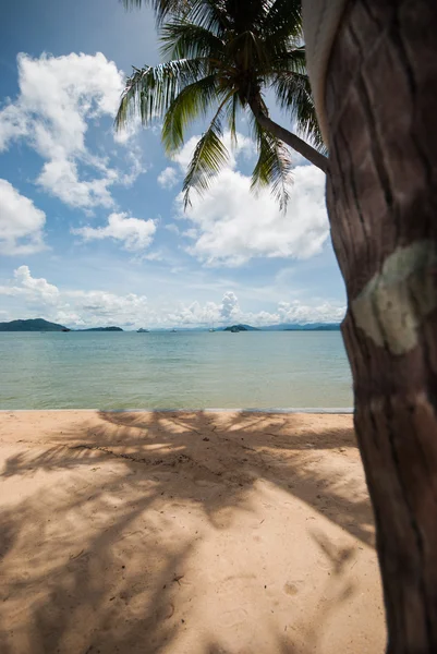 White sand beach at tropical island — Stock Photo, Image