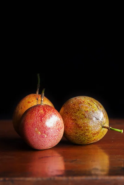 Frutas de la pasión sobre fondo de madera — Foto de Stock