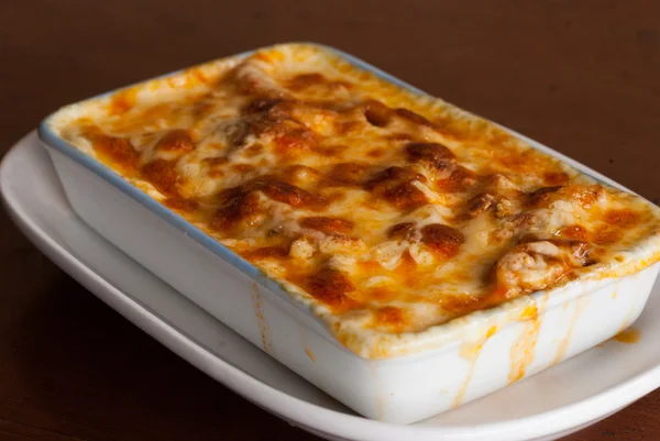 Pişmiş penne makarna domates sos ve peynir ile