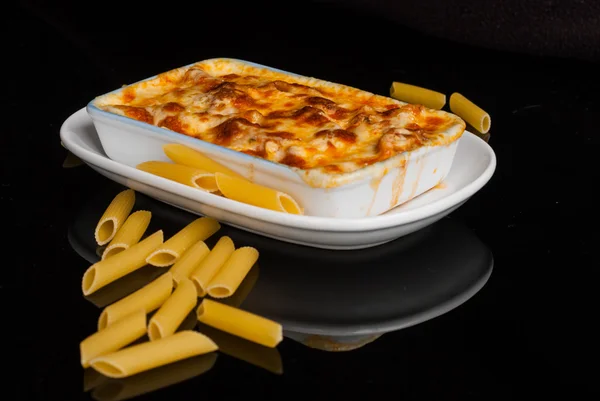 Pişmiş penne makarna domates sos ve peynir ile