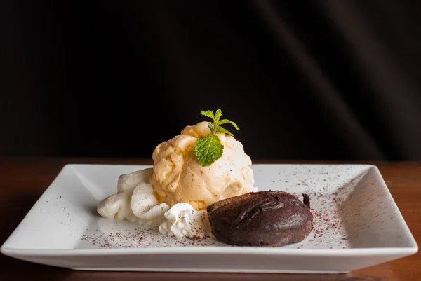 Schokoladenkuchen mit Vanilleeis, Fondant au Chocolat — Stockfoto