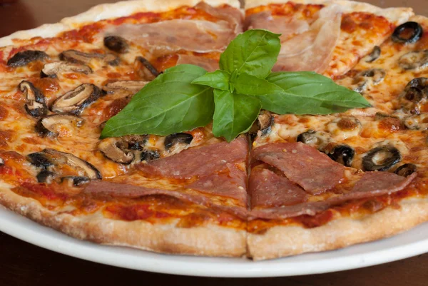 Dört mevsim pizza dilimi Telifsiz Stok Imajlar
