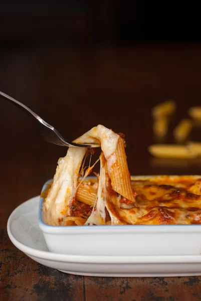 Запечена картопляна паста з томатним соусом та сиром — стокове фото