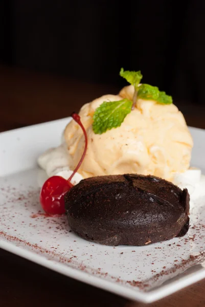 Schokoladenkuchen mit Vanilleeis, Fondant au Chocolat — Stockfoto