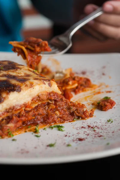 Lasagne na čtvercové bílé desce — Stock fotografie