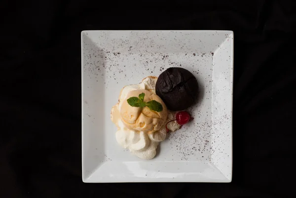 Schokoladenkuchen mit Vanilleeis, Fondant au Chocolat — Stockfoto