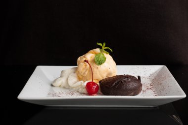 Vanilyalı dondurma, fondan au chocolat ile çikolatalı kek
