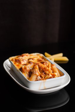 Pişmiş penne makarna domates sos ve peynir ile