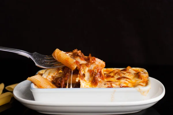 Pasta de penne al horno con salsa de tomate y queso — Foto de Stock