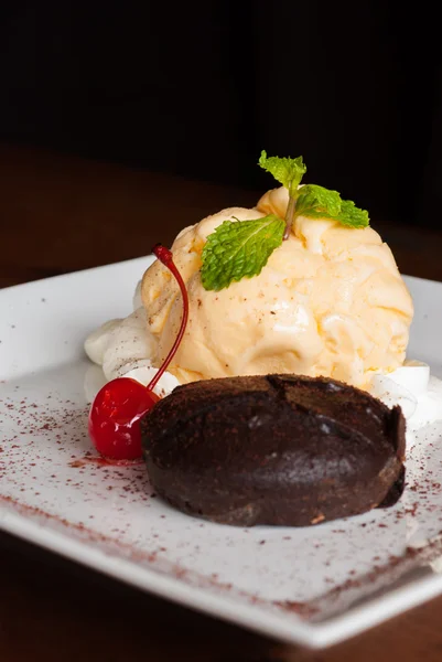 Schokoladenkuchen mit Vanilleeis, Fondant au Chocolat — Stockfoto