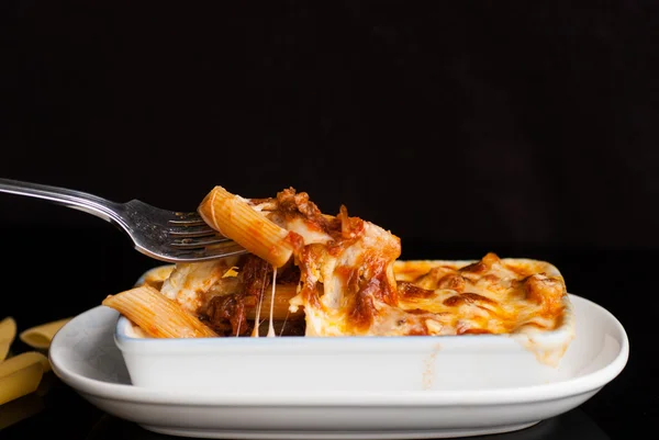 Pişmiş penne makarna domates sos ve peynir ile Telifsiz Stok Fotoğraflar