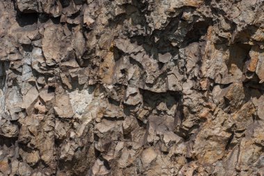 Kaya dokusu. Yıpranmış kaya tabakalarının manzarası