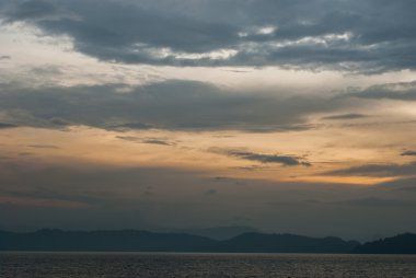 dramatik gündoğumu gökyüzü bulutlu Okyanusu üzerinden.