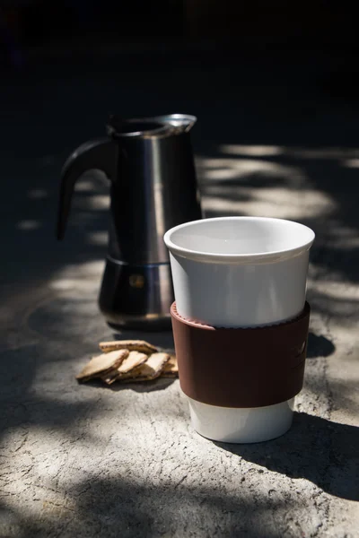 Bisküvi ile sıcak kahve ve moka pot — Stok fotoğraf