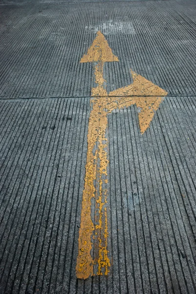床通り背景の黄色の矢印 — ストック写真