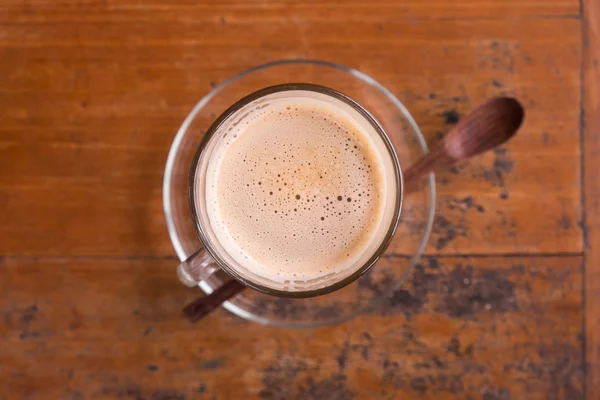 Kawa latte w talowego szkła z drewnianą łyżką — Zdjęcie stockowe