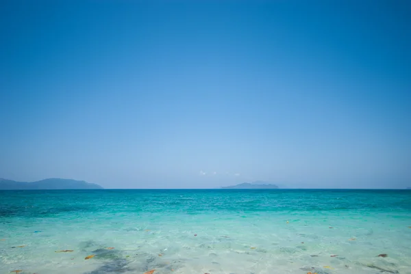 翡翠颜色海面水背景 — 图库照片