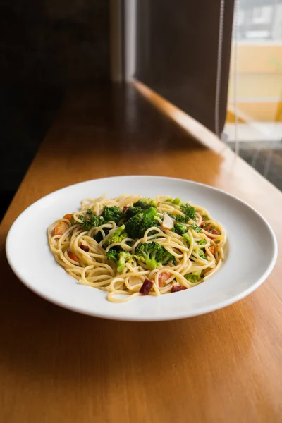 Spaghetti mit Brokkoli und Tomaten. — Stockfoto