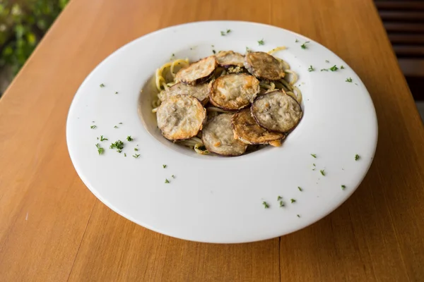 Espaguetis con una rebanada de berenjena a la parrilla servido — Foto de Stock