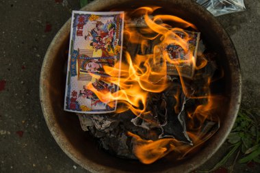 Atası ibadet üzerinde Çin yeni yılı 