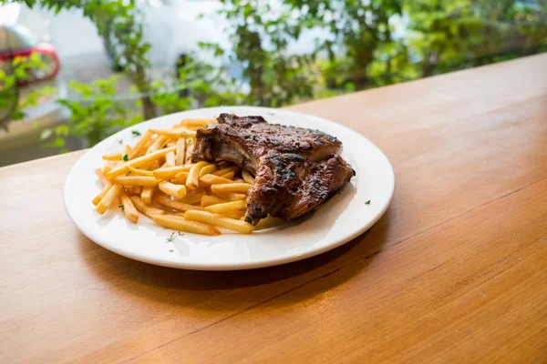 Pork chop biefstuk met Franse frietjes — Stockfoto