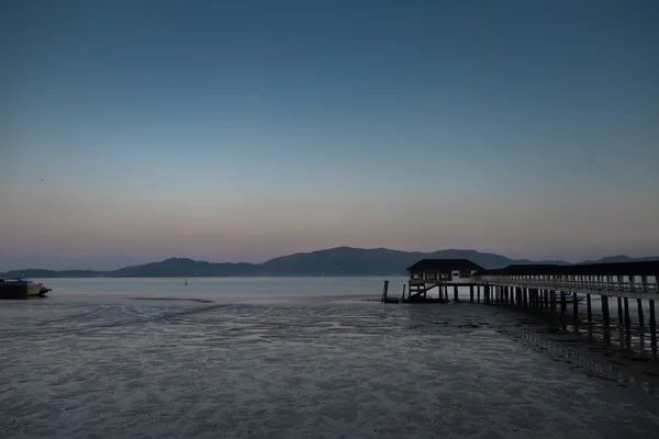 Pier odlivu široký úhel Reflections — Stock fotografie