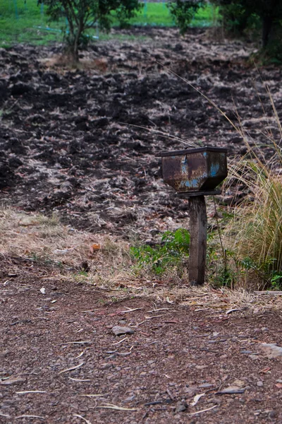 Cassetta postale su una strada di campagna . — Foto Stock