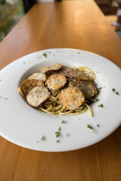 Spaghetti mit einer Scheibe gegrillter Auberginen serviert — Stockfoto