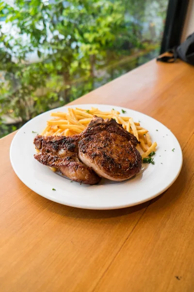 Schweineschnitzel-Steak mit Pommes — Stockfoto