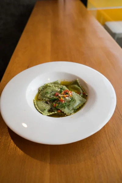 Ravioli pasta van groene deeg — Stockfoto