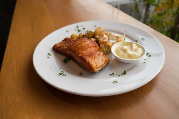 Bife de salmão com batata assada — Fotografia de Stock