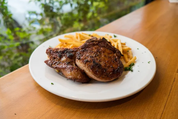 Pork chop biefstuk met Franse frietjes — Stockfoto