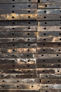 Yığılmış çelik levhalar