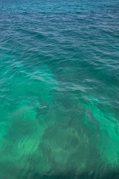 Изумрудный цвет морской воды фон — стоковое фото