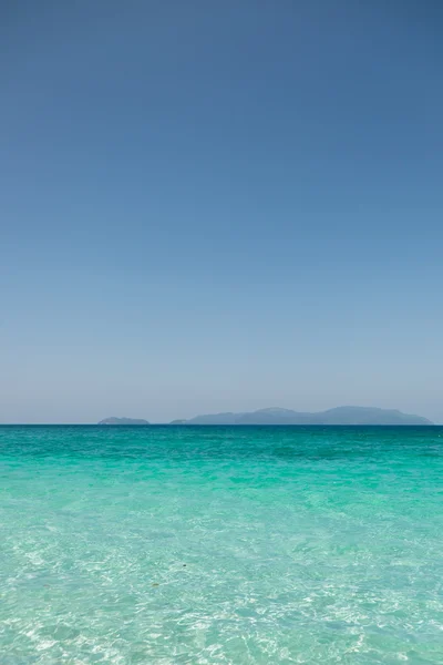 翡翠颜色海面水背景 — 图库照片