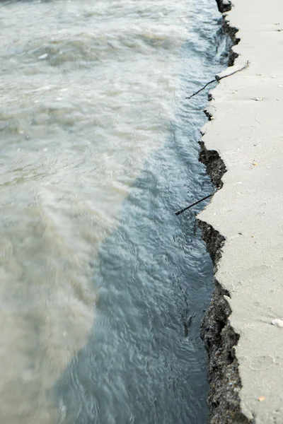 Zee oppervlakte met golven — Stockfoto