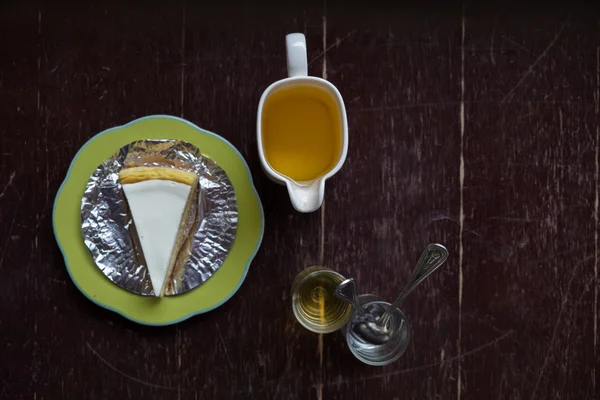 Scheibe New Yorker Käsekuchen mit Tee — Stockfoto