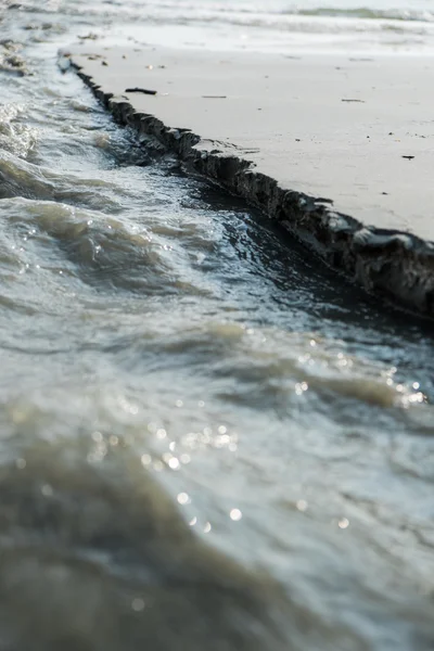 Zee oppervlakte met golven — Stockfoto