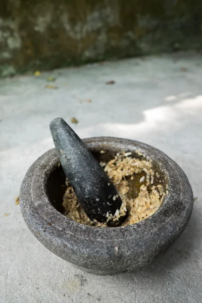 旧的花岗岩臼杵与大蒜 — 图库照片