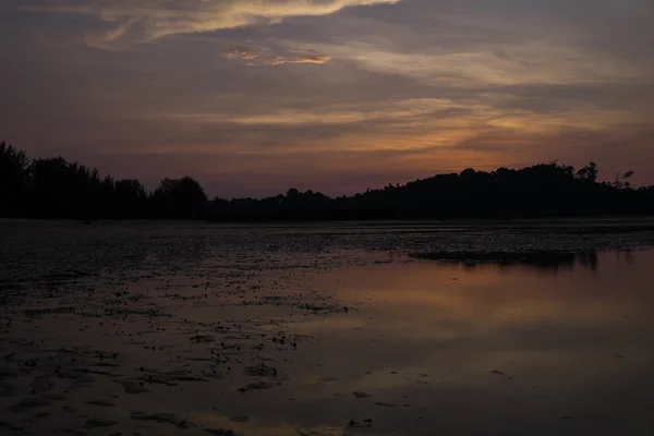 Pláž s odrazem ve vodě při západu slunce. — Stock fotografie